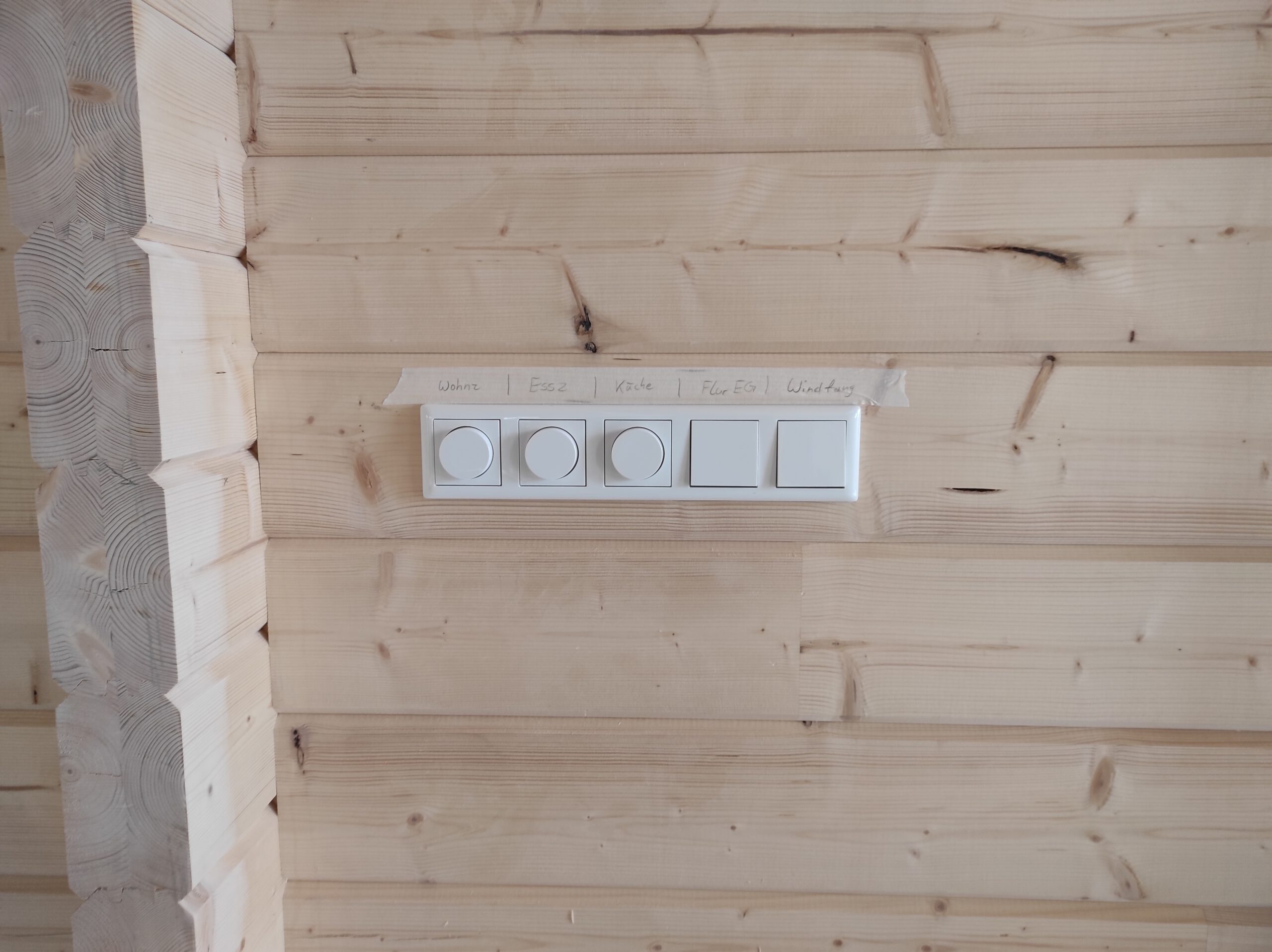 Saubere Elektroinstallation in einem Wohnraum
